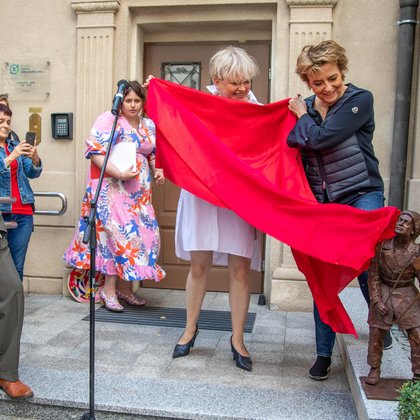 Odsłonięcie pomnika bohatera Kingsajz. Dokonują go prezydent Hanna Zdanowska oraz aktorka Katarzyna Figura. , Odsłonięcie pomnika bohatera Kingsajz. Dokonują go prezydent Hanna Zdanowska oraz aktorka Katarzyna Figura.