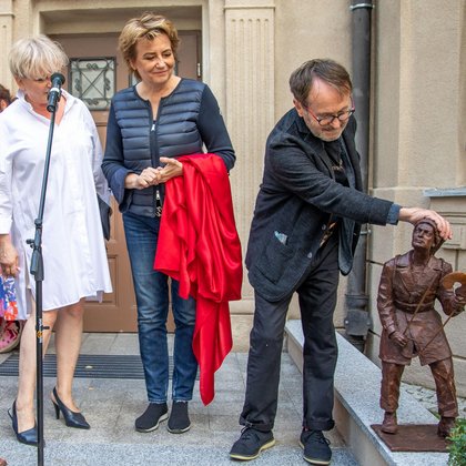 Odsłonięcie pomnika bohatera Kingsajz. Dokonują go prezydent Hanna Zdanowska oraz aktorka Katarzyna Figura. , Odsłonięcie pomnika bohatera Kingsajz. Dokonują go prezydent Hanna Zdanowska oraz aktorka Katarzyna Figura.