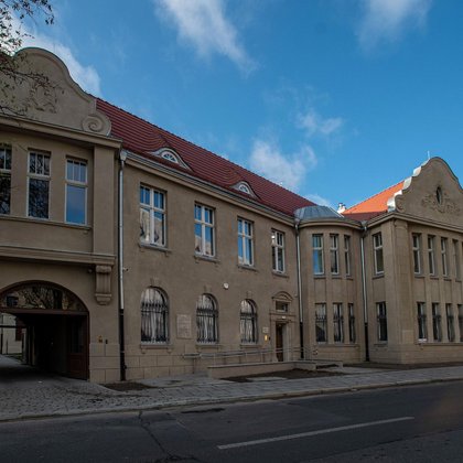 Budynek w kolorze piaskowym i z czerwoną dachówką. , Budynek w kolorze piaskowym i z czerwoną dachówką.